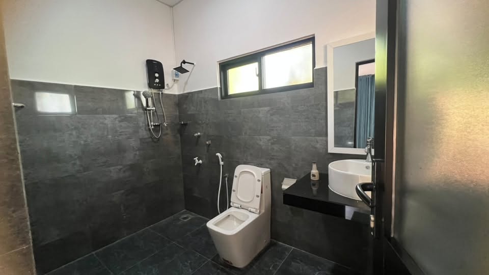 Modern ensuite bathroom